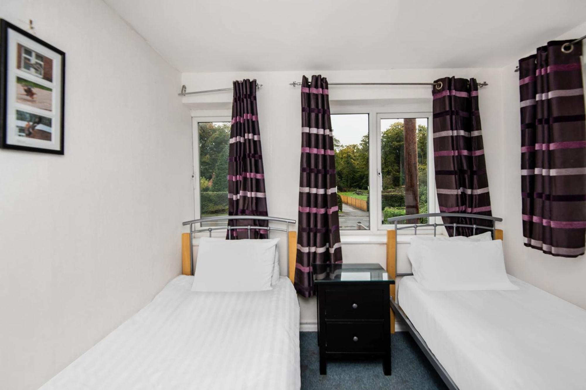 Chris'S Motel Stokenchurch Εξωτερικό φωτογραφία